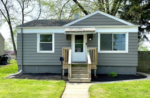 1123 Old Ridge Rd, Hobart, IN 46342-2935