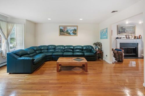 22 Kensington Ave, Thornwood NY  10594-1144 exterior