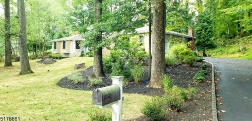 26 Southwood Dr, Greystone Park, NJ 07950-1537