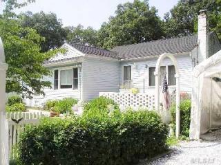 75 Ridgedale Ave, Farmingville, NY 11738-2647