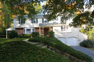 38 The Oaks, East Hills, NY 11576-1705