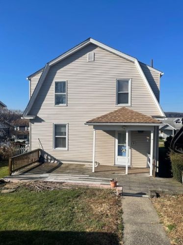 222 Pershing Dr, New Kensington, PA 15068-5923
