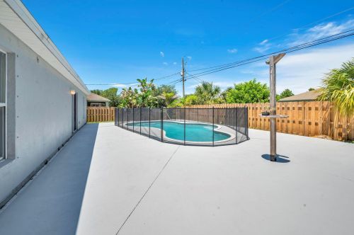 7836 104 Ave, Vero Beach FL 32967-3660 exterior