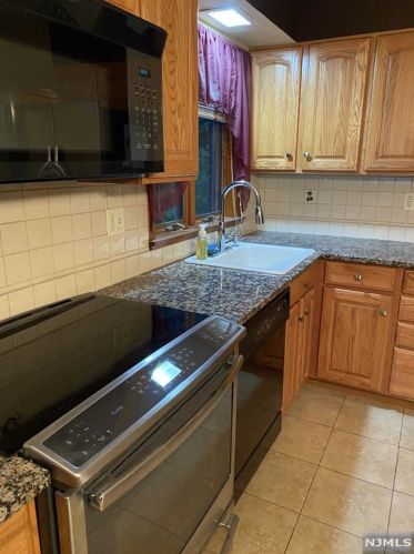 402 Falmouth Ave, Elmwood Park NJ  07407-3305 exterior