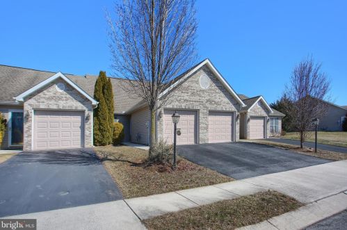 102 Brighton Dr, Carlisle, PA 17015-6930