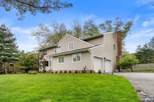 55 Burkhardt Ln, Harrington Park, NJ 07640-1034