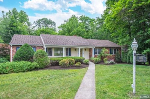 1106 High Mountain Rd, Franklin Lakes, NJ 07417-1218