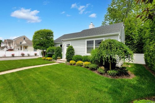 11 Barry Rd, Amityville, NY 11701-4001