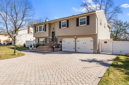 14 Albemarle Rd, East Brunswick NJ  08816-4213 exterior