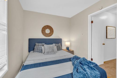 1042 Foothill Blvd, Oakland CA  94606-3016 exterior