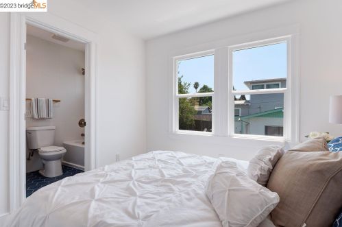 5018 Congress Ave, Oakland CA 94601-5405 exterior