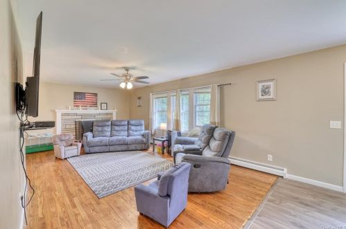 22 Cromwell Dr, Poughkeepsie, NY 12603-2630