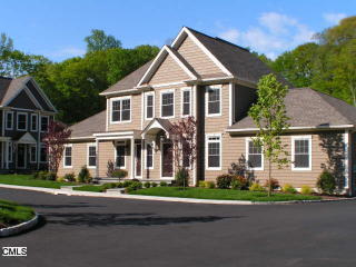 104 Colonial Village Cir, Bridgeport, CT 06611-6354