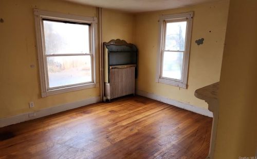 38 Crescent Pl, Middletown NY  10940-5627 exterior