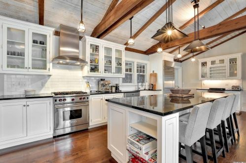 1600 Pine Tree Rd, Nassau Point, NY 11935-1578