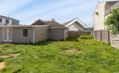 64 Knoll St, North Lindenhurst NY  11757-6906 exterior