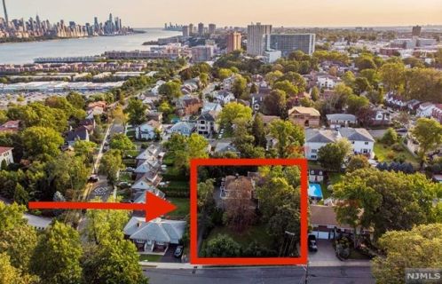 70 Edgewater Rd, Cliffside Park, NJ 07010-2923