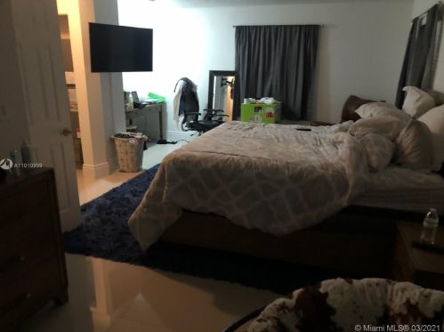 7898 173rd St, Hialeah FL  33015-3855 exterior