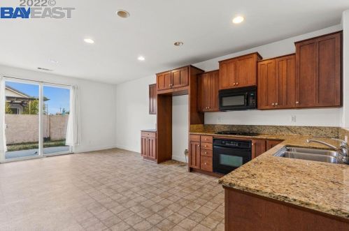 34 Puffin Cir, Oakley, CA 94561-1620