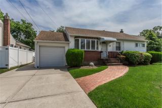 642 Grand Ave, North Lindenhurst, NY 11757-3123