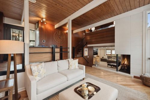 77 Lakeview Dr, Lake Geneva WI  53147-9701 exterior