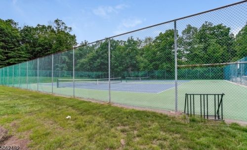 284 Vasser Dr, Piscataway NJ  08854-6652 exterior