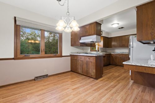 5830 Lakeview Dr, Greendale WI 53129-1937 exterior