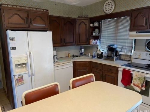 385 Broome Ave, North Lindenhurst NY  11757-3834 exterior