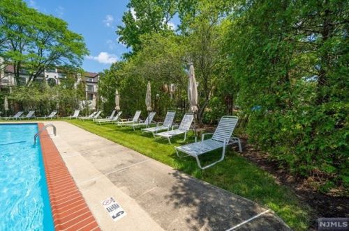 9 Lawrence Ct, Teaneck NJ  07666-6489 exterior