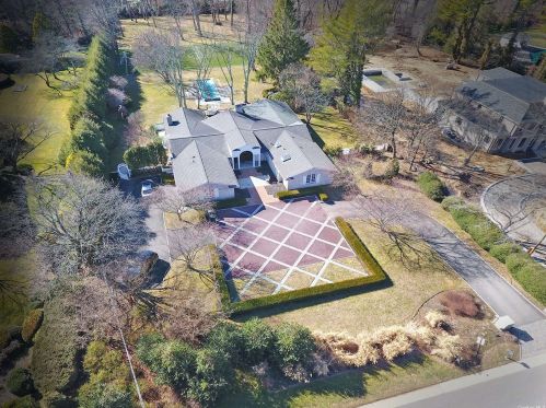 16 Applegreen Dr, Westbury, NY 11568-1203