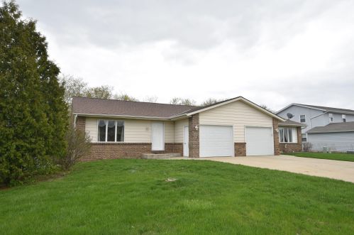 1521 Vogt Dr, West Bend, WI 53095-4994
