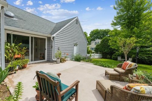 25 Cardinal Ct, West Nyack NY  10994-1031 exterior