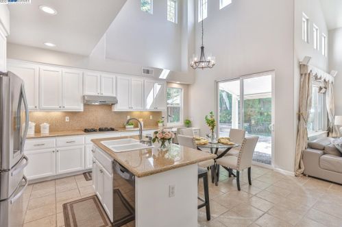 330 Langton Ct, San Ramon CA  94582-4692 exterior