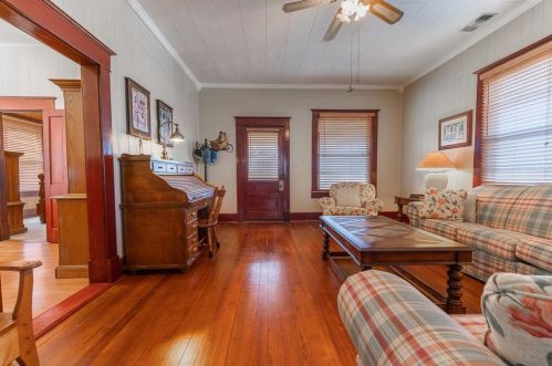 101 Umphress Ct, Granbury, TX 76048-7627