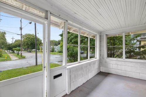 1027 Division St, Green Bay, WI 54303-2903