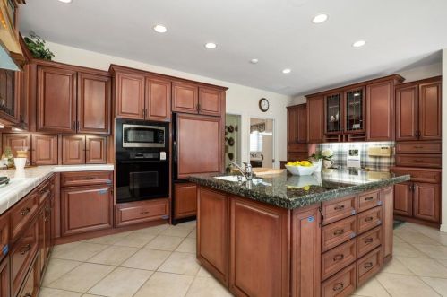 3304 Silver Oak Ln, Vista CA  92084-6614 exterior