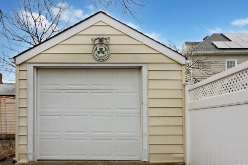 8062 269th St, New Hyde Park, NY 11040-1524