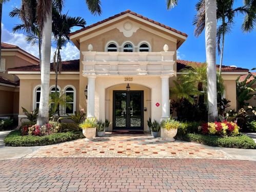 419 Villa Cir, Boynton Beach FL  33435-8911 exterior