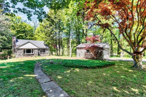 151 Barrett Hill Rd, Mahopac, NY 10541-2504