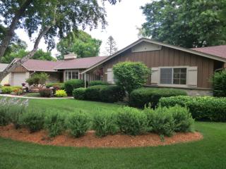 2225 Skyline Rd, Milwaukee, WI 53209-2173