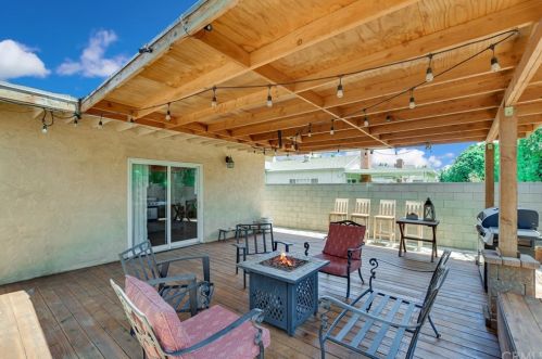 5719 Pennswood Ave, Lakewood CA  90712-1819 exterior