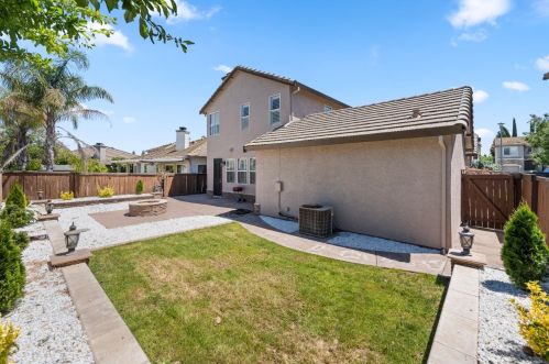 2321 Barn Swallow Ct, Elk Grove CA  95757-8140 exterior