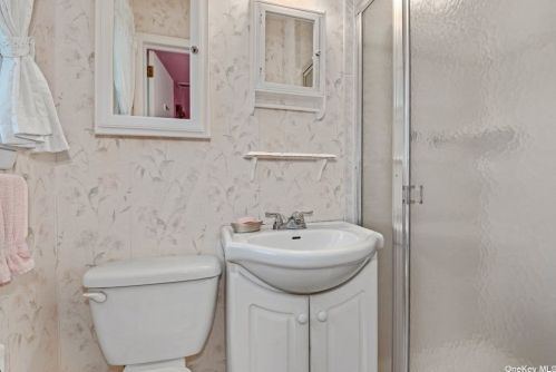 17 Hill Dr, Muttontown NY  11545-1718 exterior