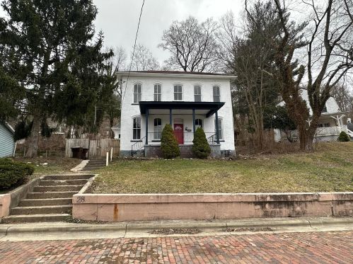 28 Jefferson St, Nelsonville, OH 45764-1218