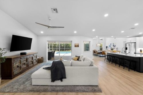 10461 Regent Cir, Naples FL  34109-1571 exterior