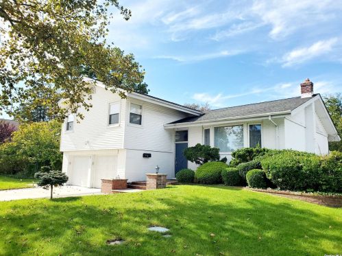 11 Favorite Ln, Muttontown NY  11753-2348 exterior