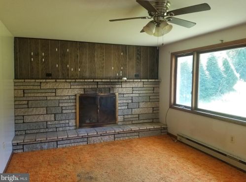 650 Singer Ln, Water Gap, PA 17018-9397