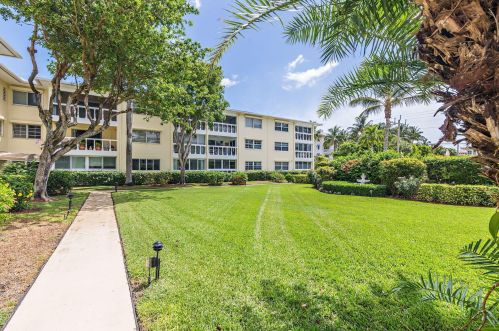 60 Venetian Dr, Delray Beach, FL 33483-6942