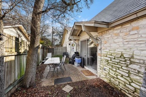8109 Ceberry Dr, Austin TX  78759-8705 exterior