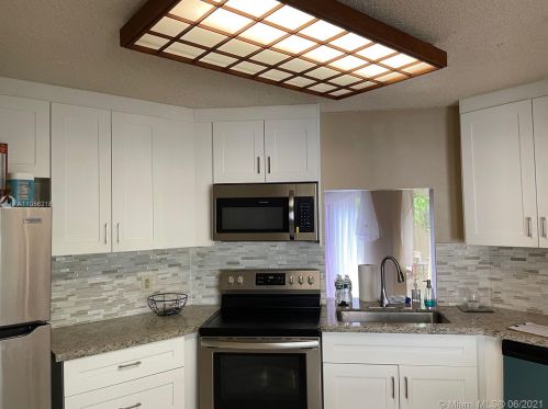 6244 175th Ter, Hialeah FL  33015-4437 exterior